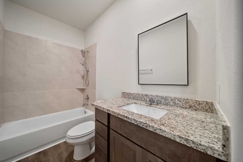 403 E Avenue G - Photo 10