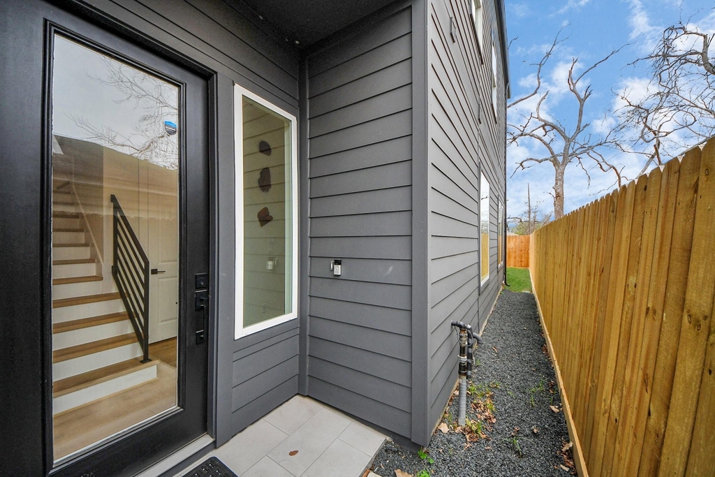 4415 Coke Street - Photo 2