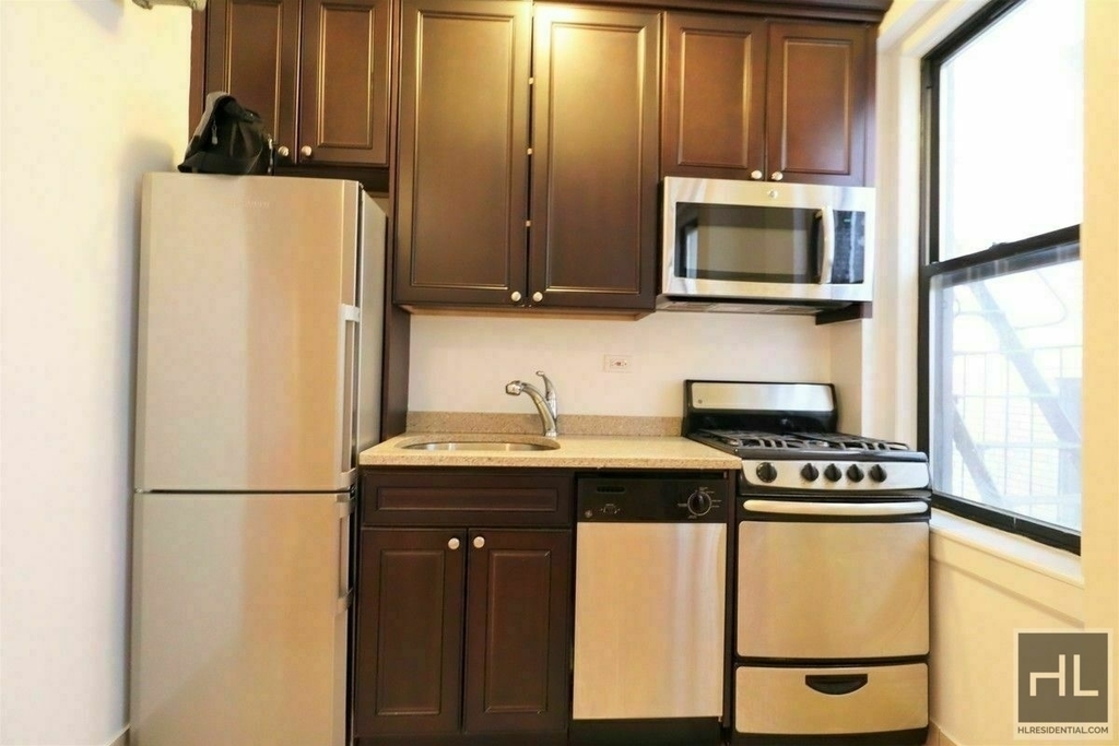 West 10th Street - Photo 3