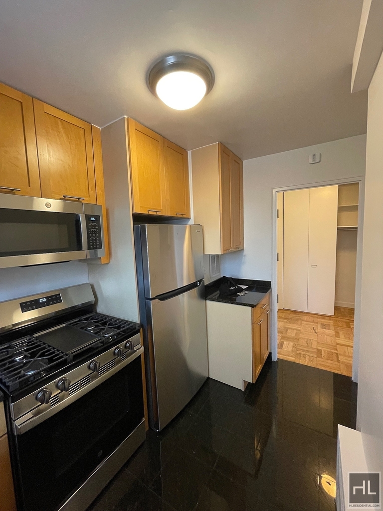 East 49 Street - Photo 7