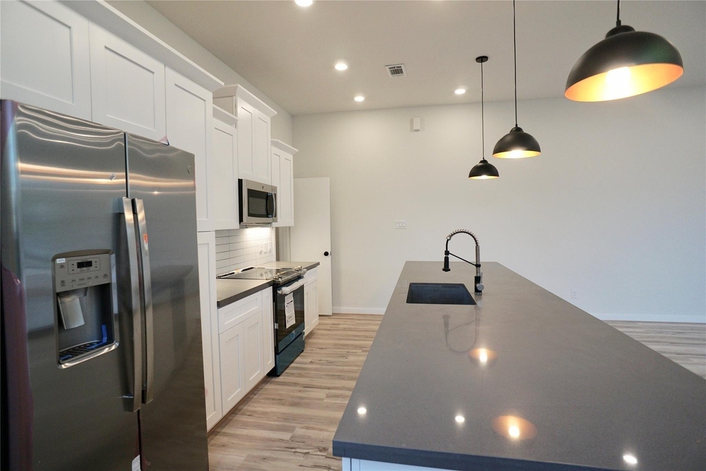 1711 Summer Street - Photo 3
