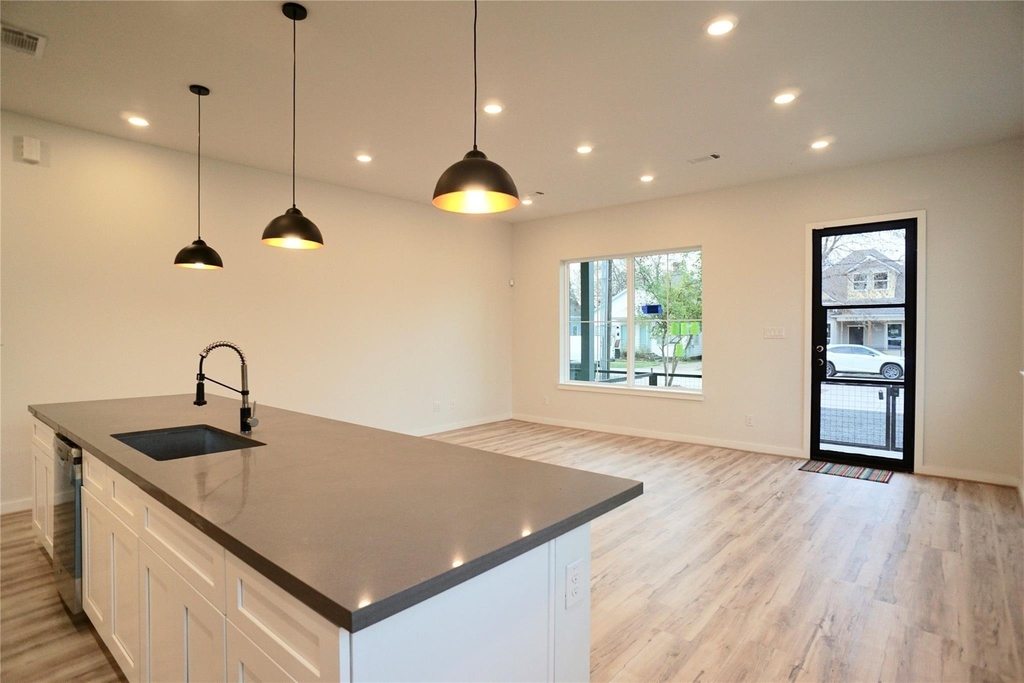 1711 Summer Street - Photo 2