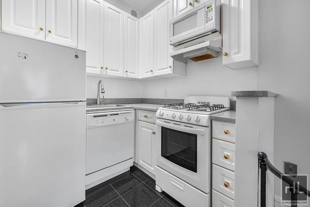 York Avenue - Photo 3