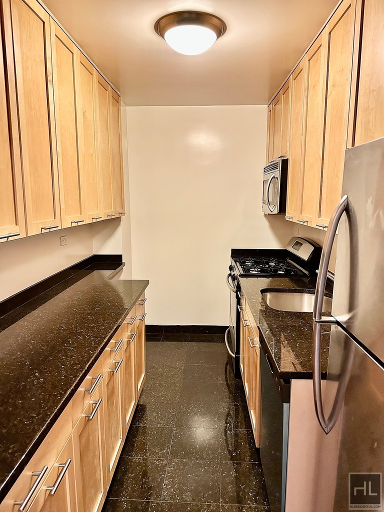 East 49 Street - Photo 13