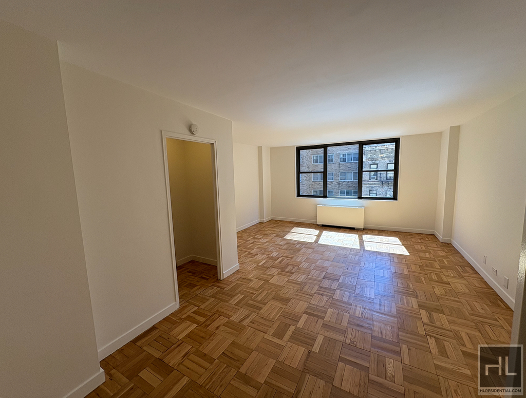 East 49 Street - Photo 6