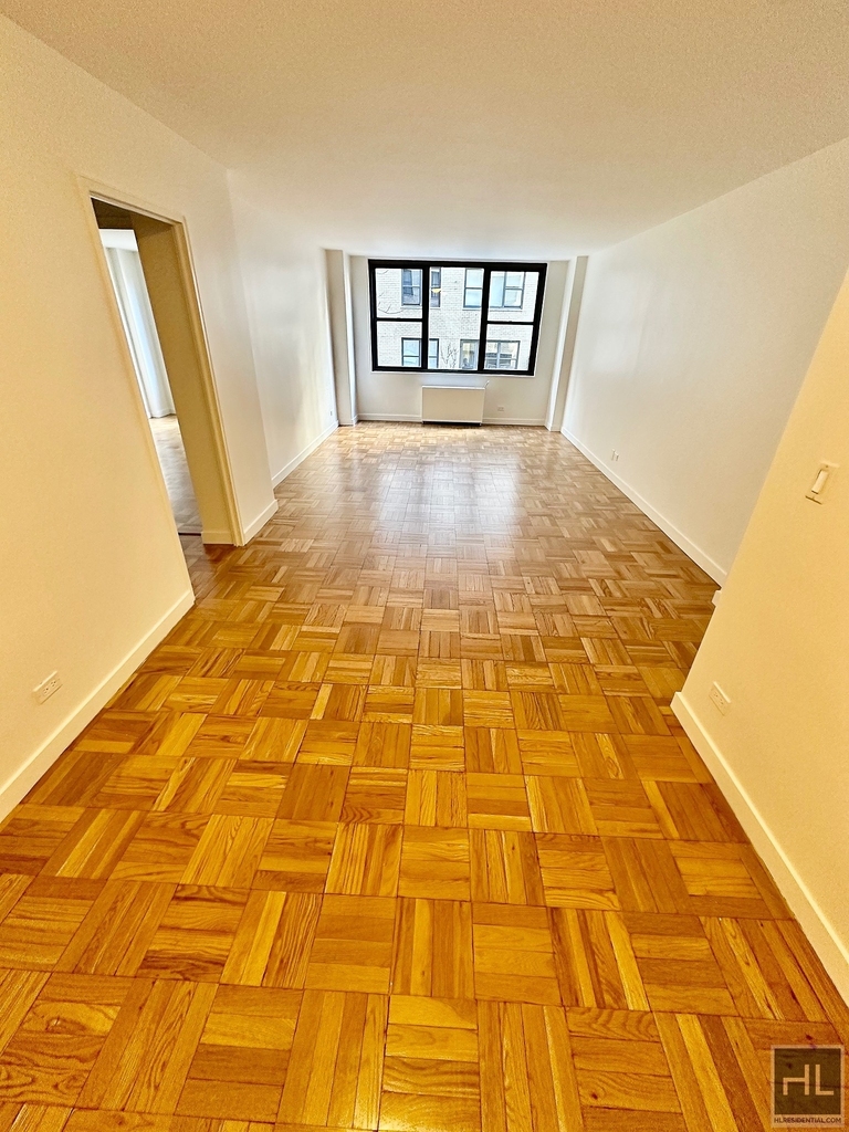 East 49 Street - Photo 7