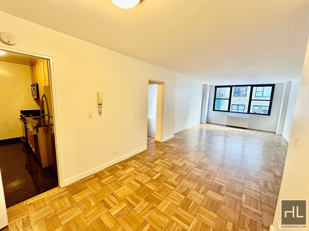 East 49 Street - Photo 10