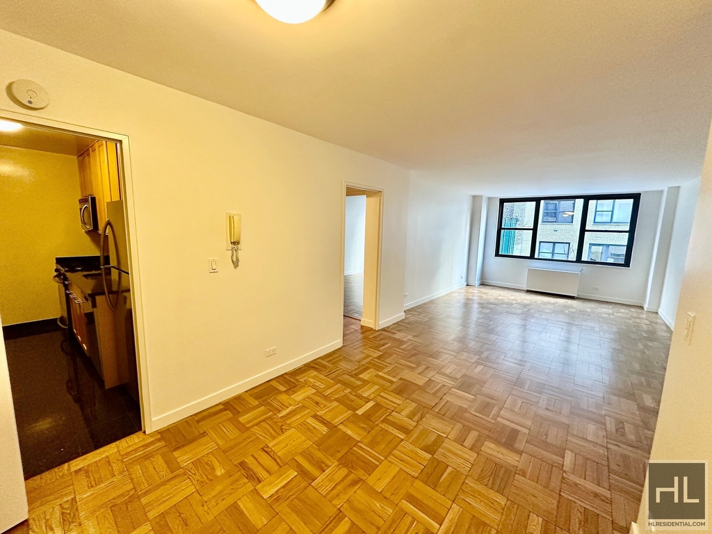 East 49 Street - Photo 4