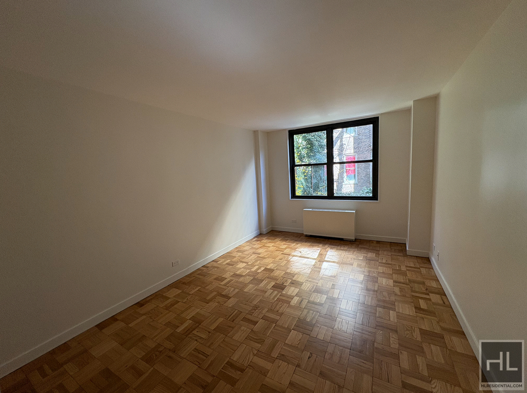 East 49 Street - Photo 5