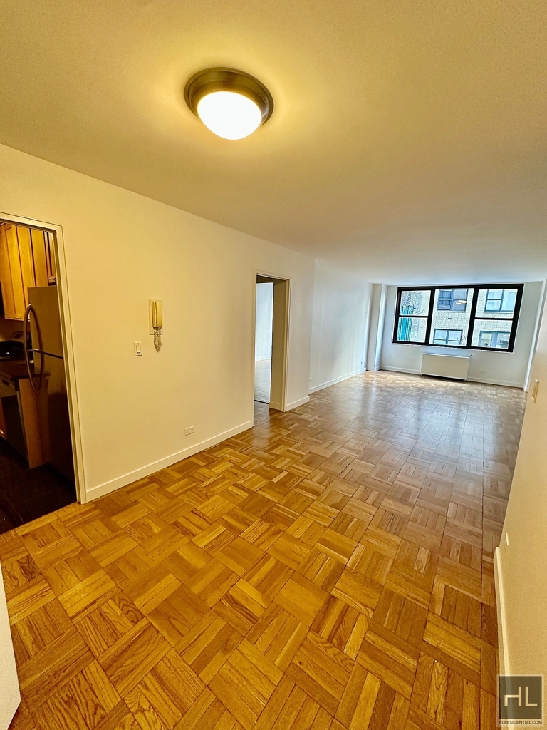 East 49 Street - Photo 8