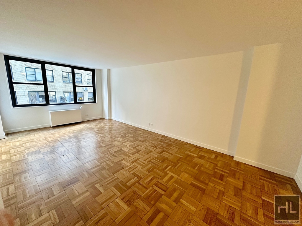 East 49 Street - Photo 9