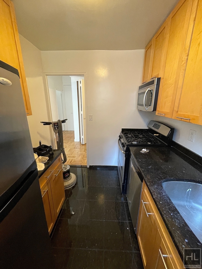East 49 Street - Photo 5