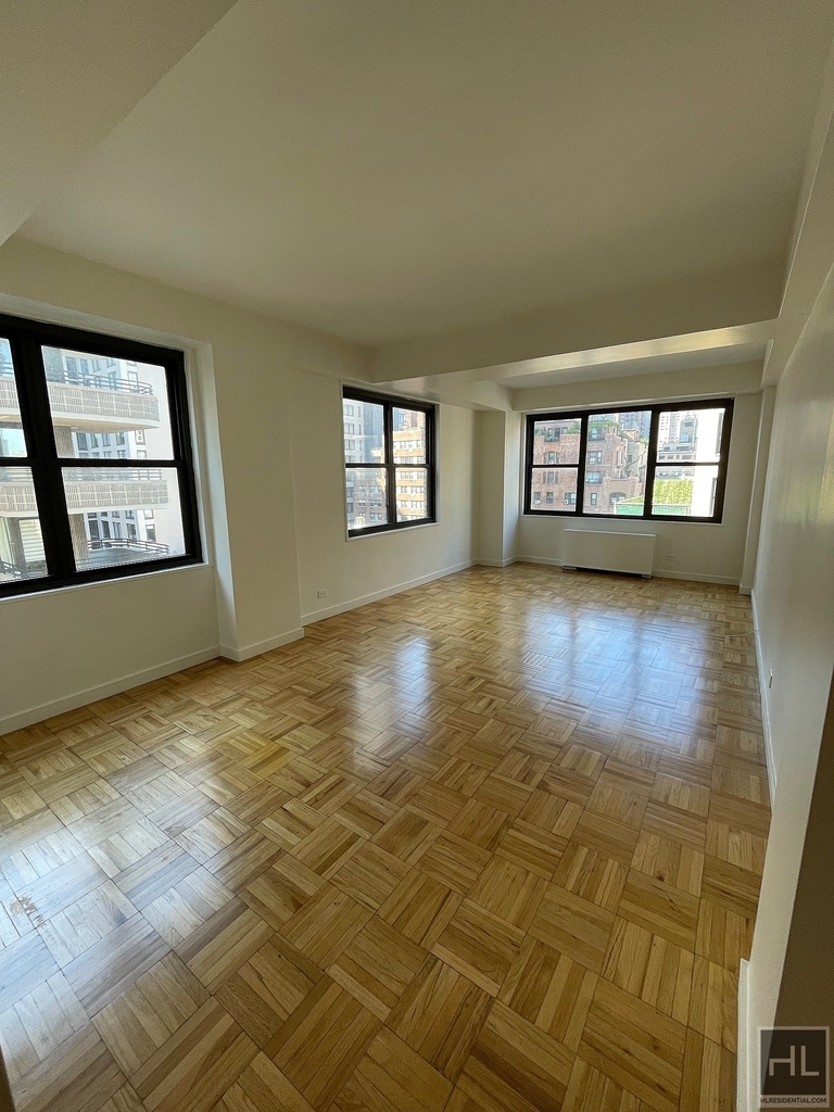 East 49 Street - Photo 0