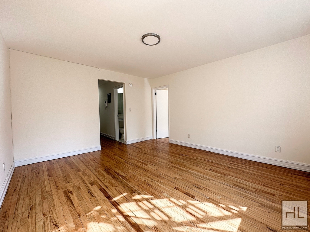 York Avenue - Photo 1