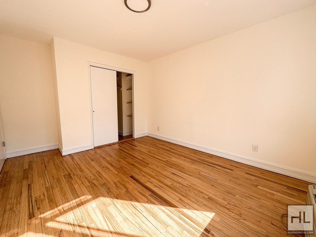 York Avenue - Photo 3