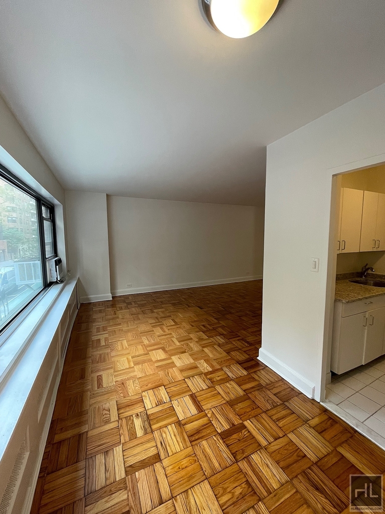 East 55 Street - Photo 4