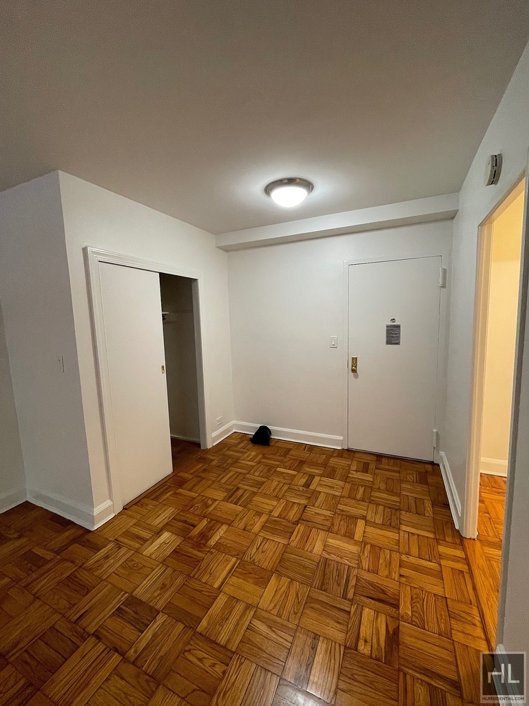 East 55 Street - Photo 8