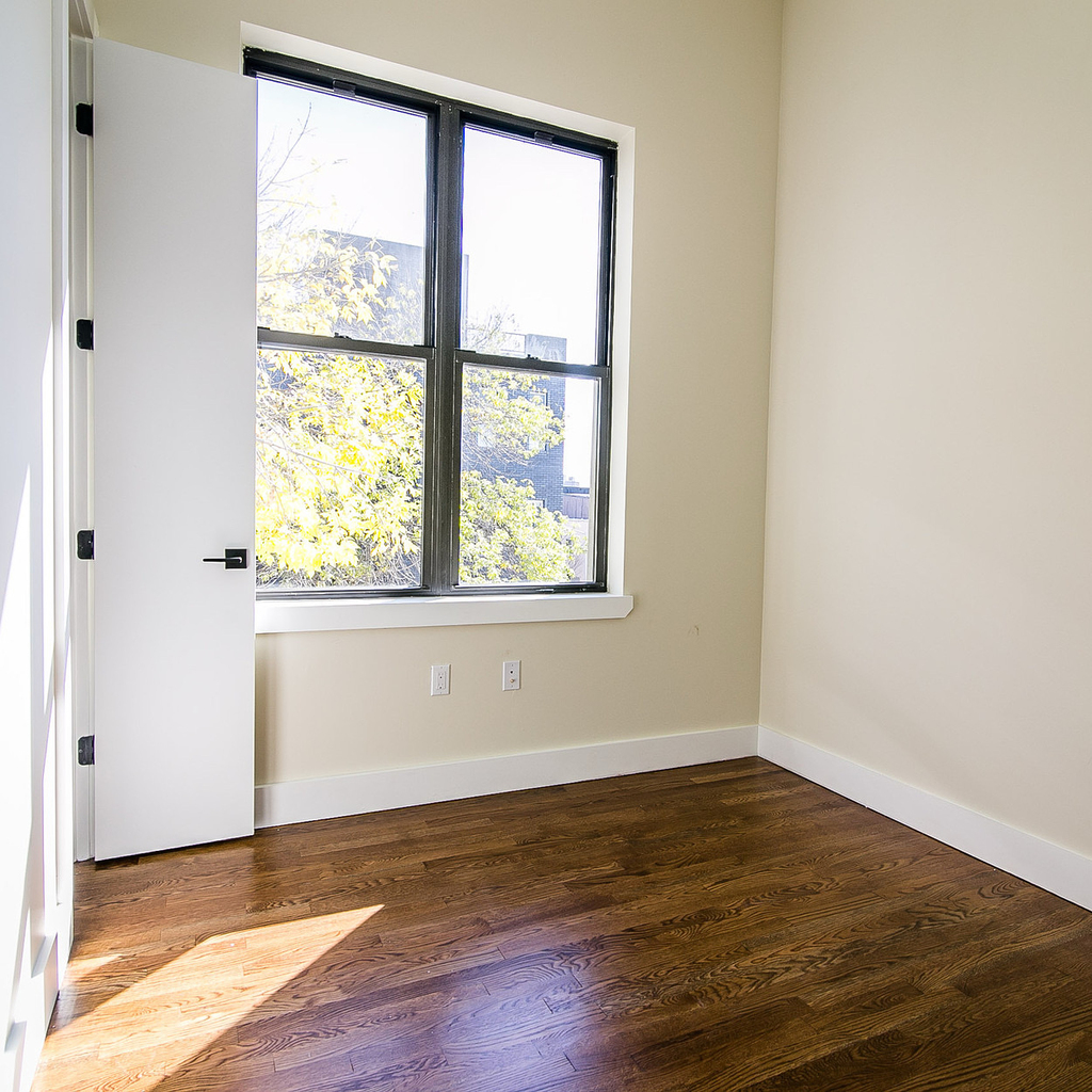 565 Evergreen Avenue - Photo 6