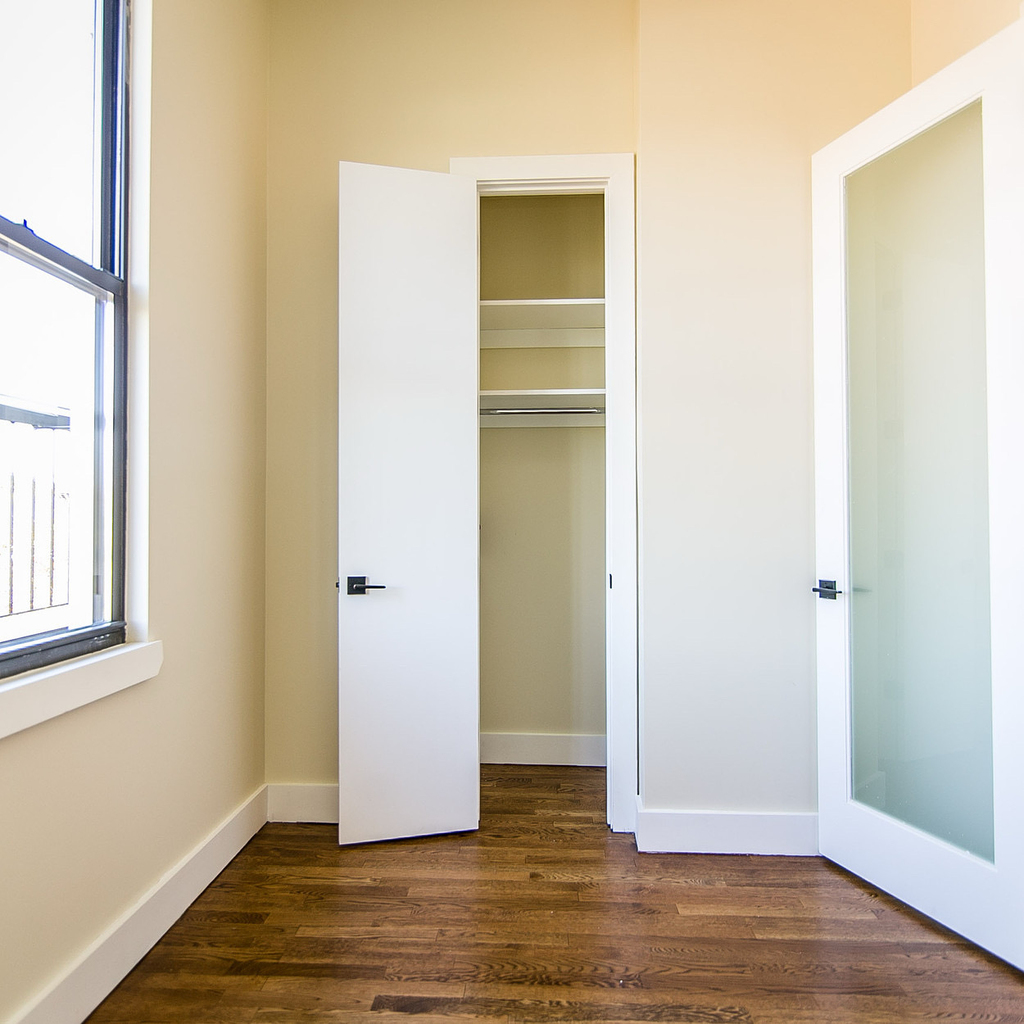 565 Evergreen Avenue - Photo 4