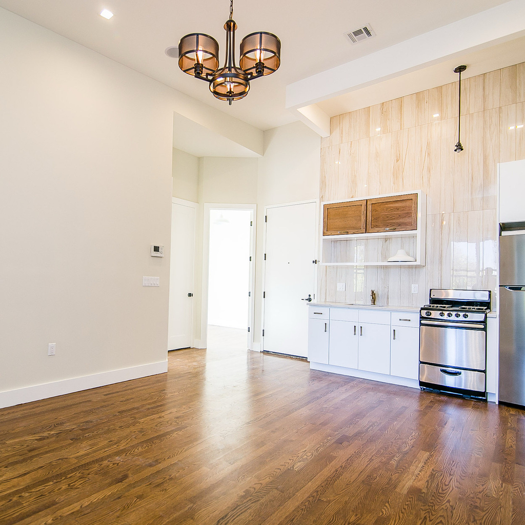 565 Evergreen Avenue - Photo 0