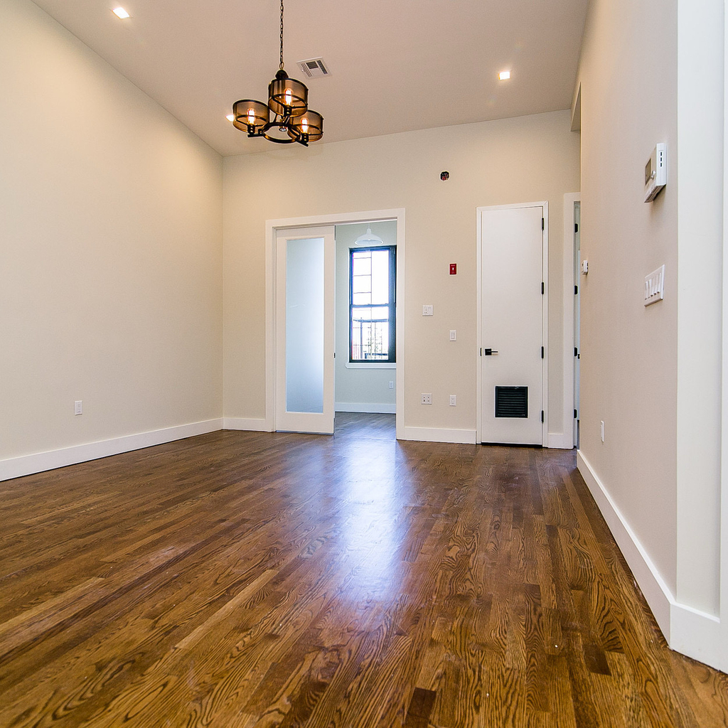 565 Evergreen Avenue - Photo 2