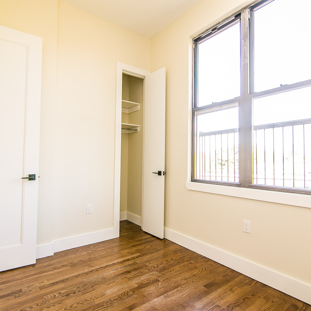 565 Evergreen Avenue - Photo 3