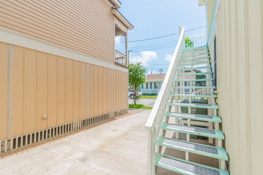 1406 Moody Avenue - Photo 2