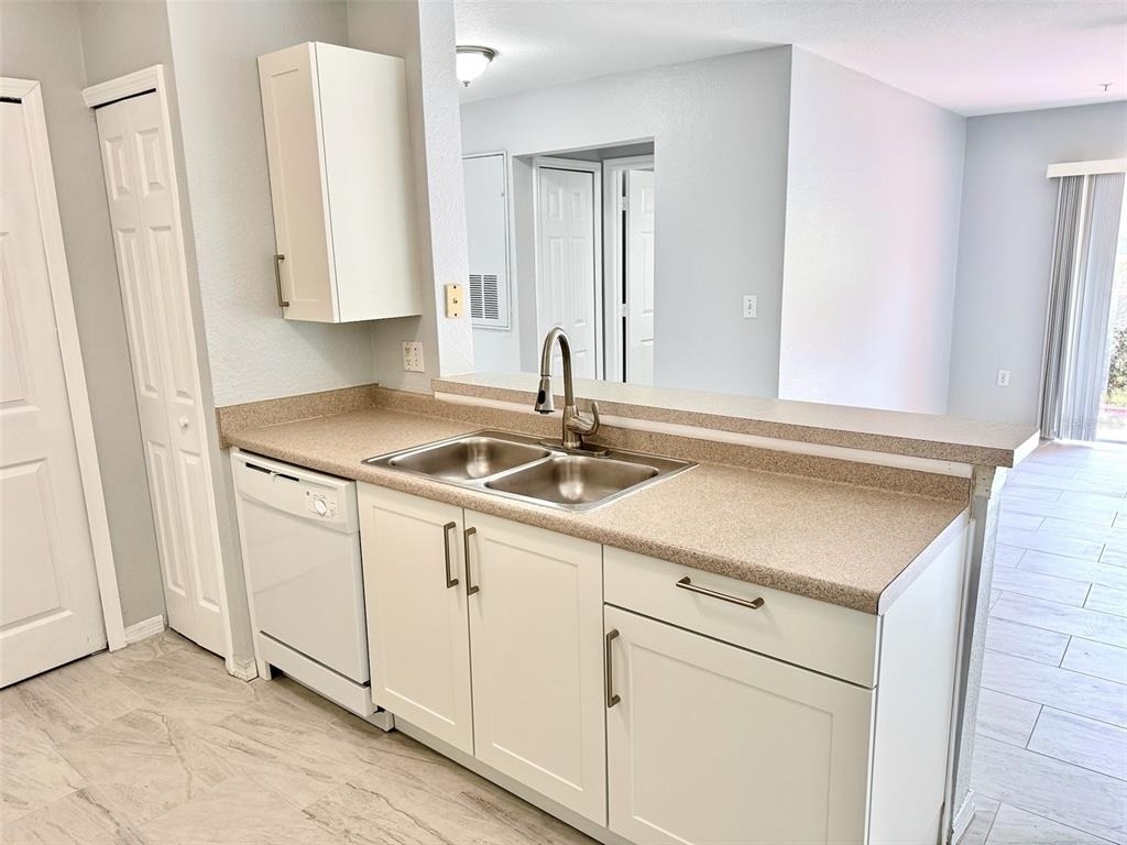 5475 Vineland Road - Photo 6