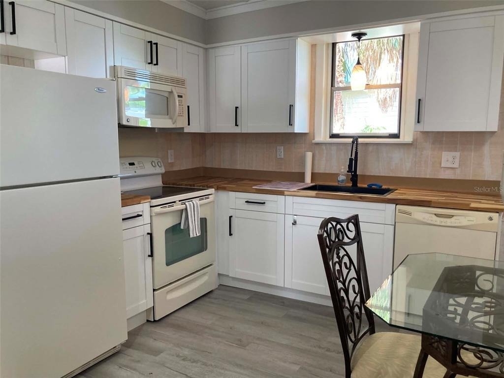 31 W Oakwood Street - Photo 1