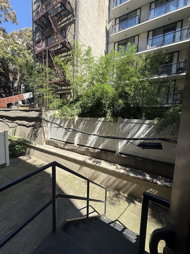 365 West 52nd Street - Photo 3