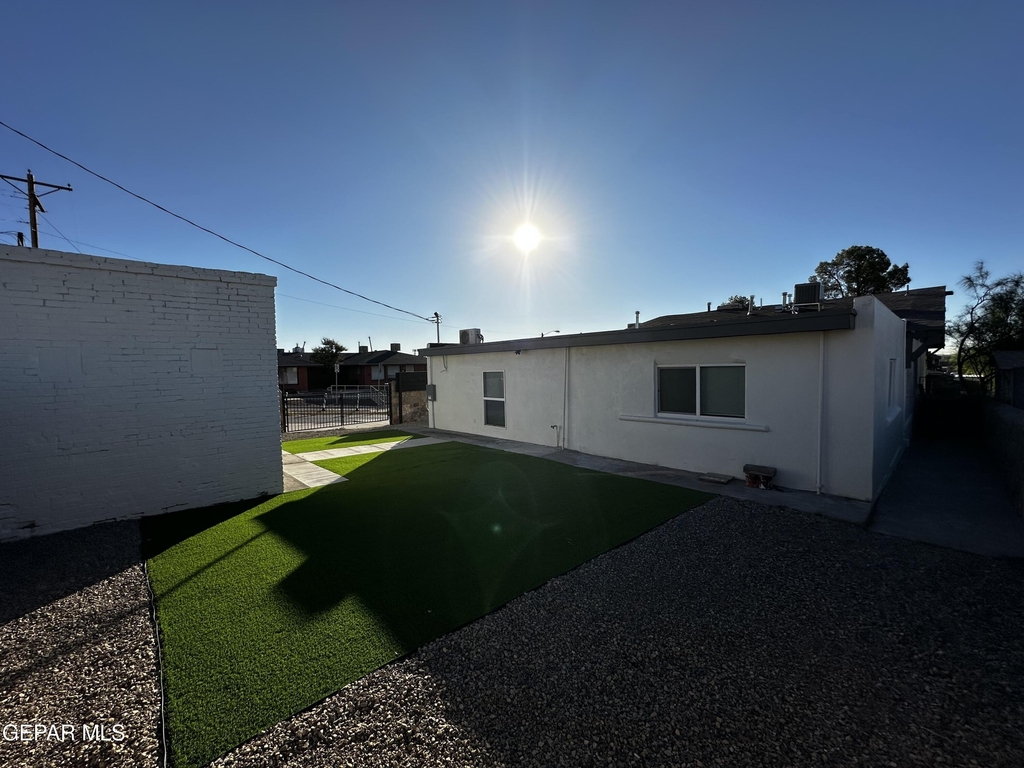 2531 Pershing Drive - Photo 2