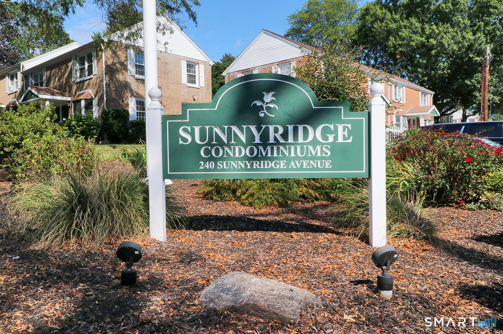 240 Sunnyridge Avenue - Photo 0