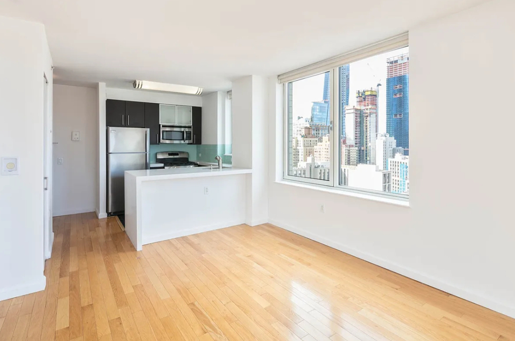 350 West 37th Street - Photo 2