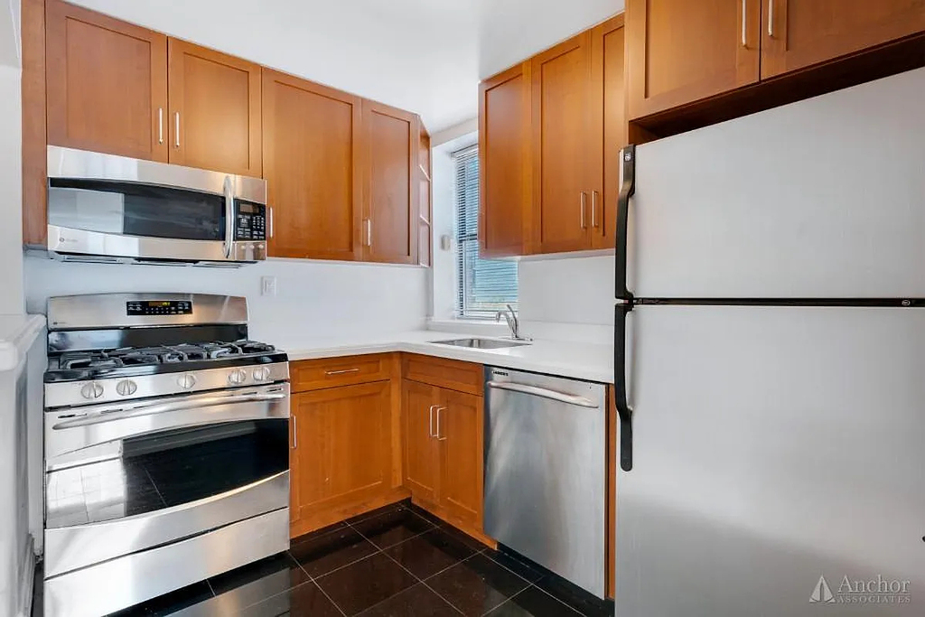 365 West 52nd Street and 9th Avenue - Photo 5