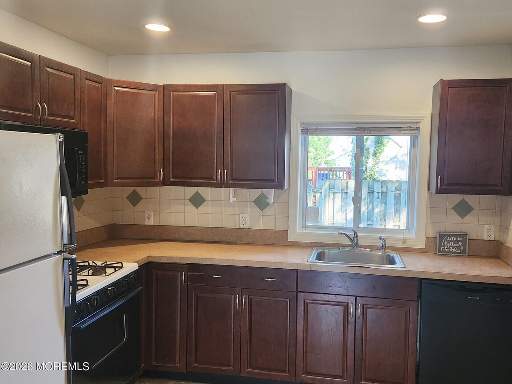 175 W Sylvania Avenue - Photo 3