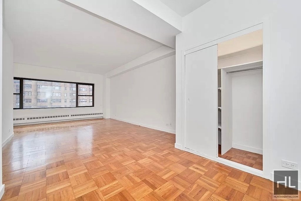 East 55 Street - Photo 1