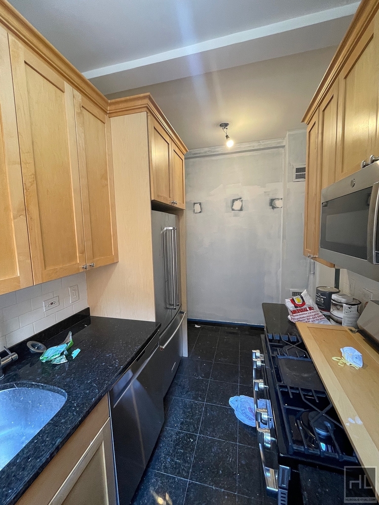 East 80th Street - Photo 16