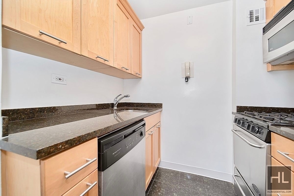 East 55 Street - Photo 2