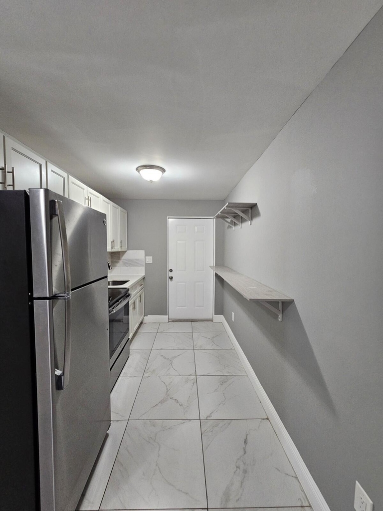 933 W 7th Street - Photo 2