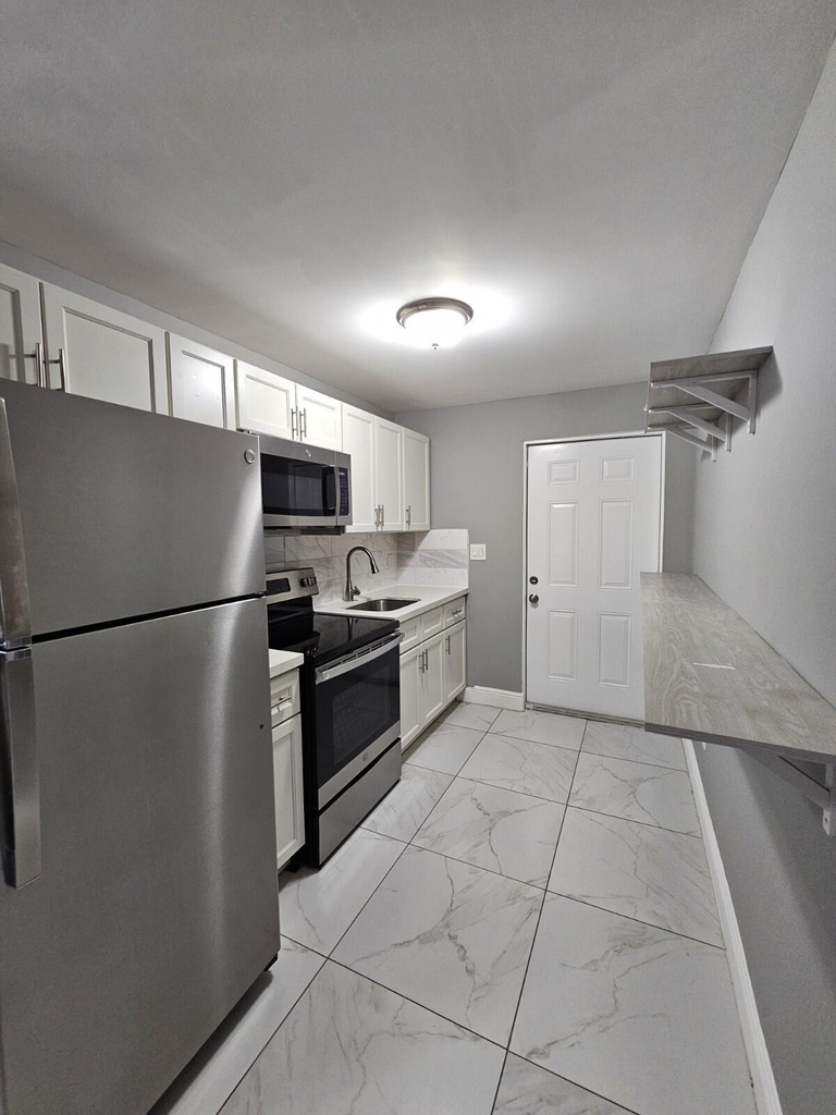 933 W 7th Street - Photo 3