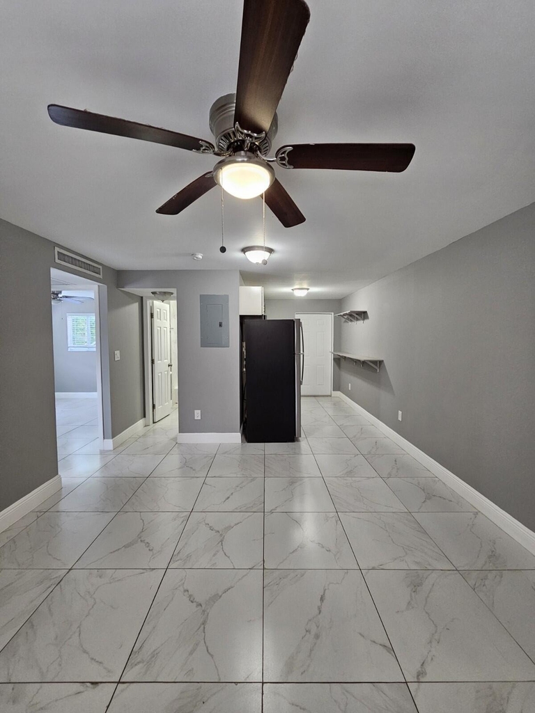 933 W 7th Street - Photo 0