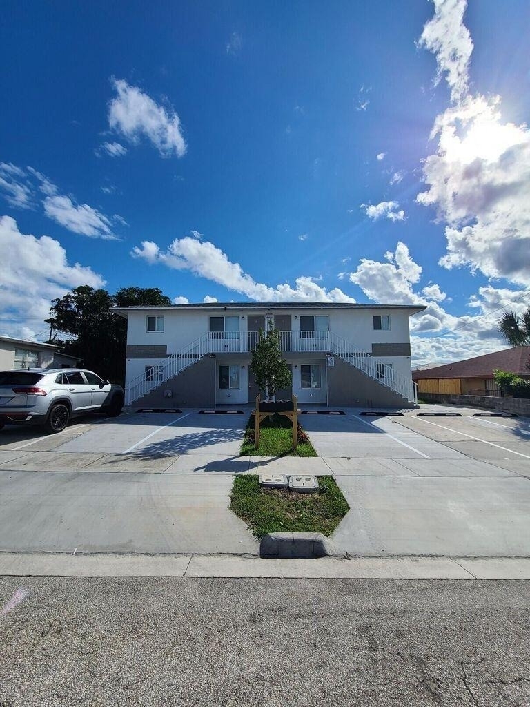 933 W 7th Street - Photo 13