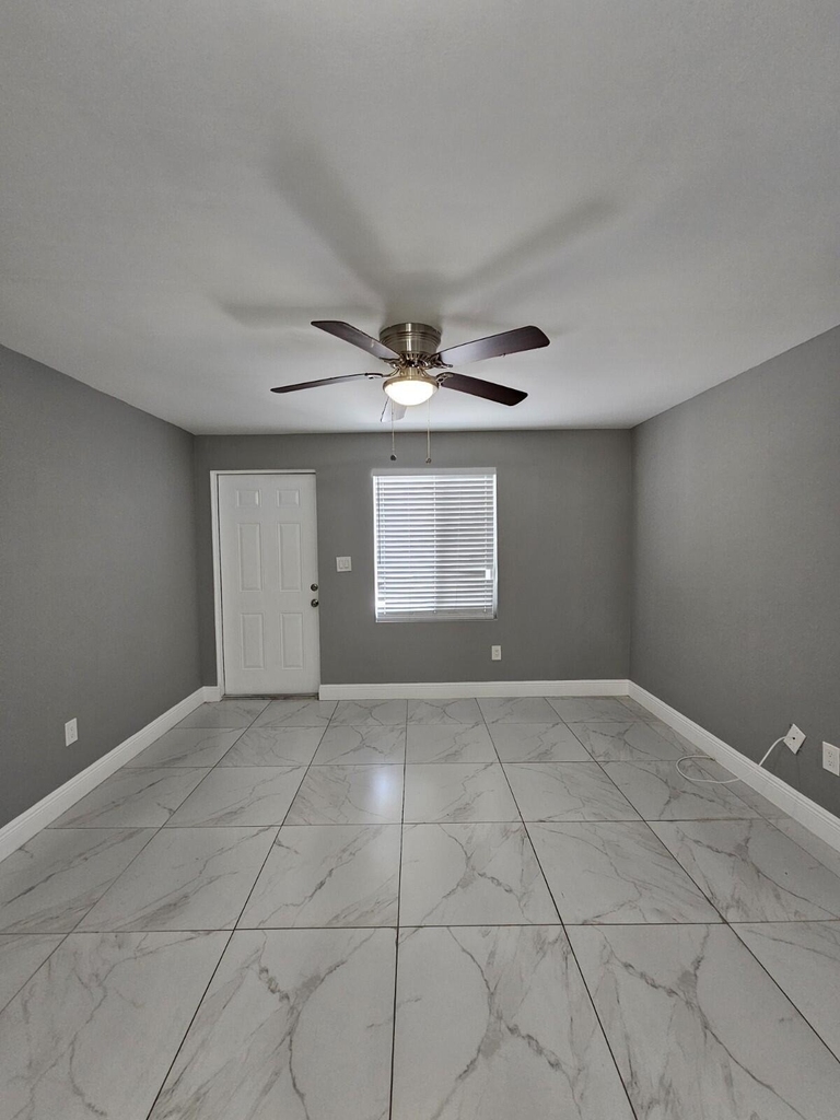 933 W 7th Street - Photo 1