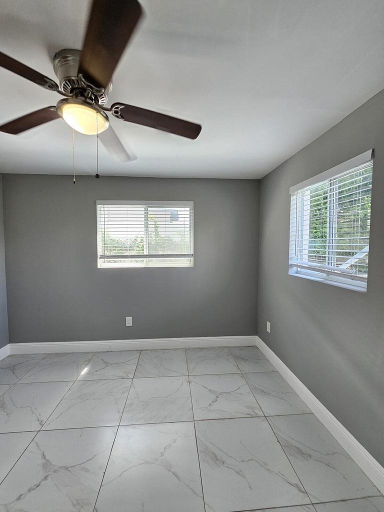 933 W 7th Street - Photo 8