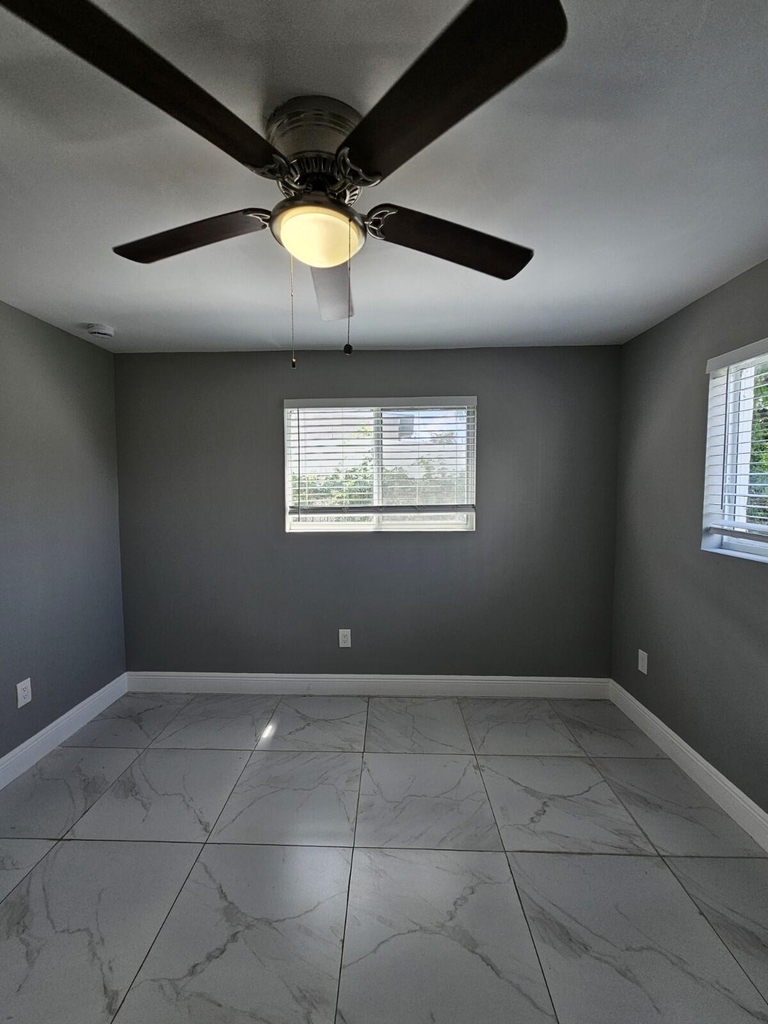 933 W 7th Street - Photo 9
