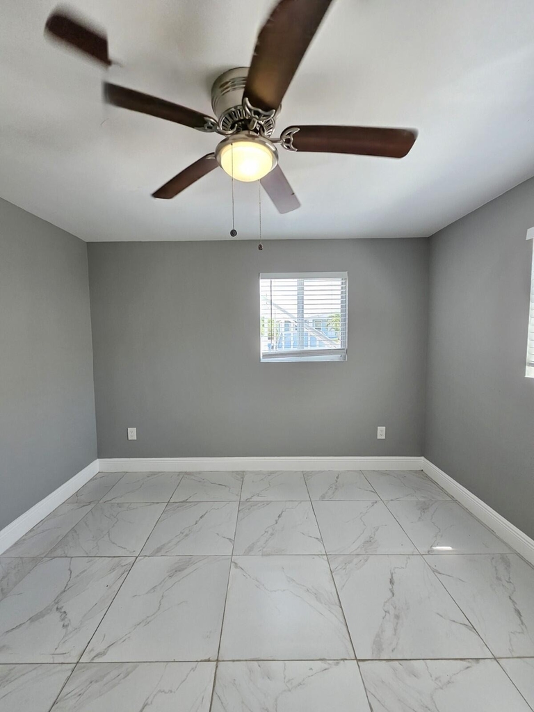 933 W 7th Street - Photo 6