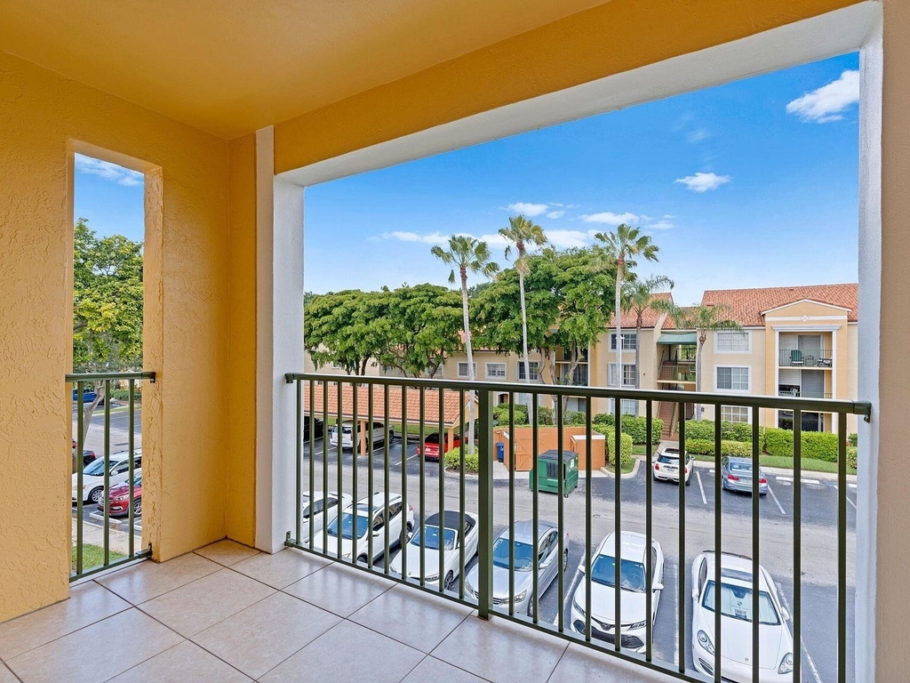 135 Yacht Club Way - Photo 0
