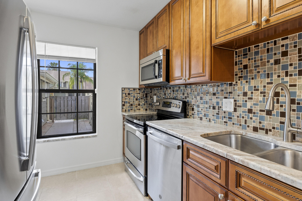1431 Se Berwick Court - Photo 4