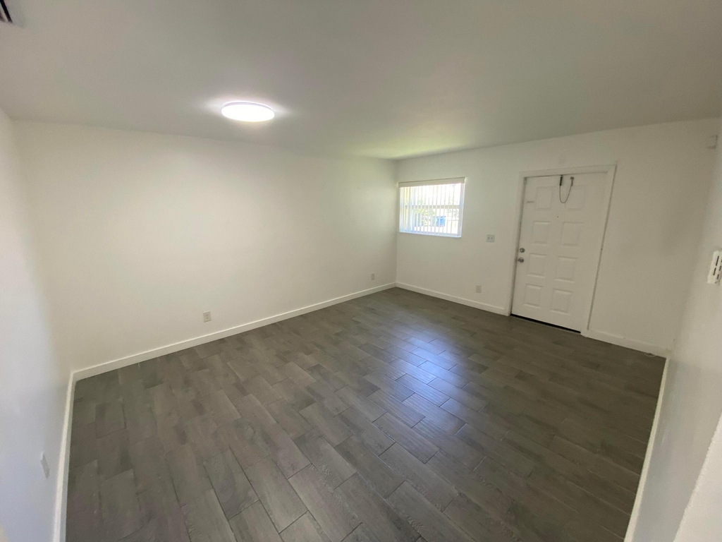 850 Sw 9th Avenue - Photo 2
