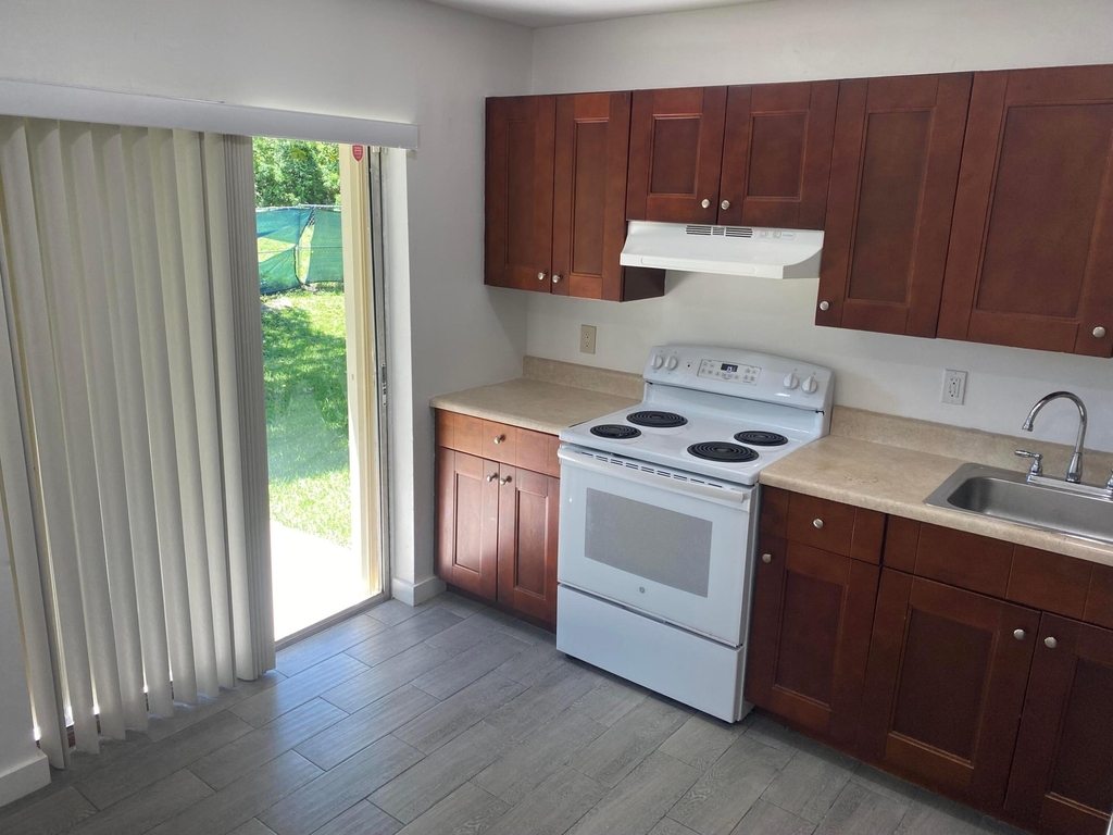 850 Sw 9th Avenue - Photo 1